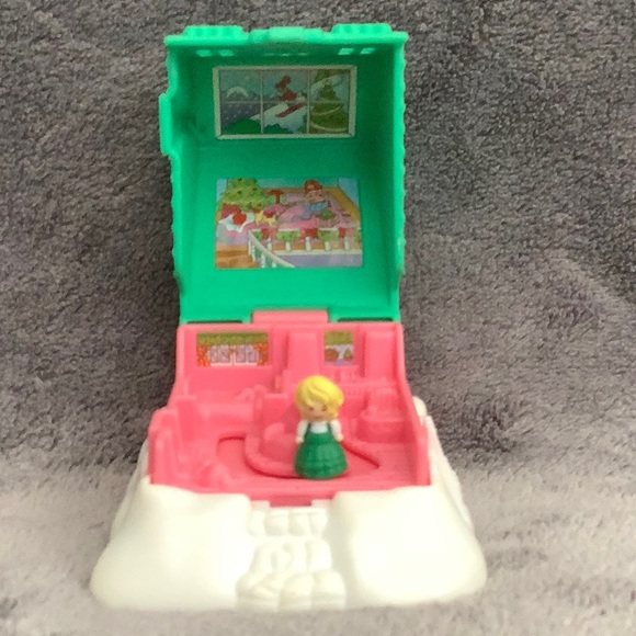 Vintage 1995 Polly Pocket Christmas Cottage Green House with Snow - Picture 2 of 12